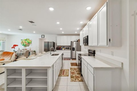 Casa en venta en Weeki Wachee, Florida, 4 dormitorios, 213.3 m2 № 2148859 - foto 2