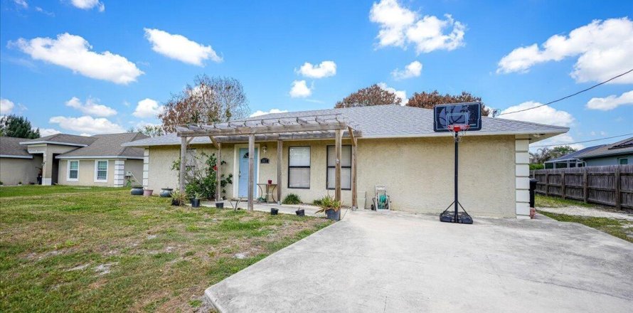Villa ou maison à Port St. Lucie, Floride 3 chambres, 157.93 m2 № 2083356