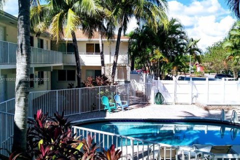 Condo in Fort Lauderdale, Florida, 1 bedroom  № 1994328 - photo 1