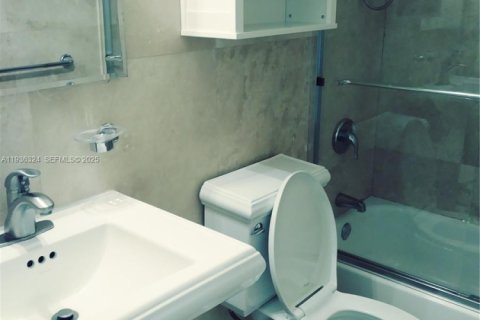 Condo in Fort Lauderdale, Florida, 1 bedroom  № 1994328 - photo 11