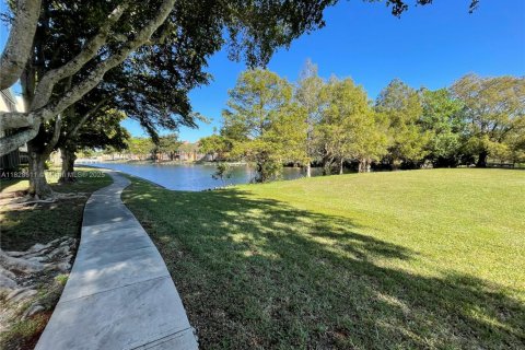 Copropriété à vendre à Tamarac, Floride: 2 chambres, 88.26 m2 № 1981052 - photo 3