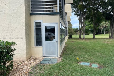 Copropriété à vendre à Tamarac, Floride: 2 chambres, 88.26 m2 № 1981052 - photo 2