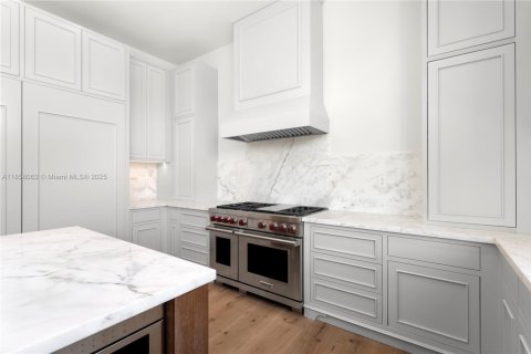 House in Coral Gables, Florida 5 bedrooms, 446.77 sq.m. № 1890543 - photo 12