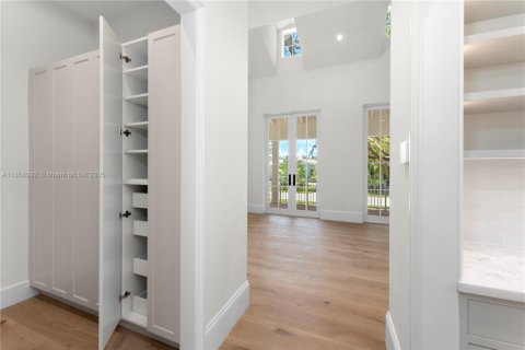 House in Coral Gables, Florida 5 bedrooms, 446.77 sq.m. № 1890543 - photo 16