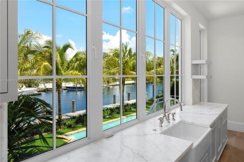 House in Coral Gables, Florida 5 bedrooms, 446.77 sq.m. № 1890543 - photo 13