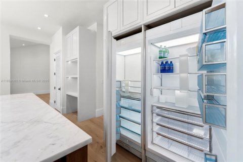 House in Coral Gables, Florida 5 bedrooms, 446.77 sq.m. № 1890543 - photo 14