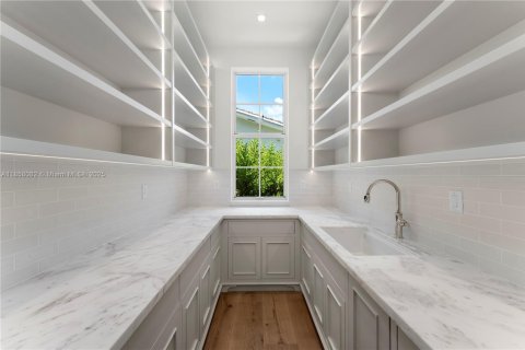 House in Coral Gables, Florida 5 bedrooms, 446.77 sq.m. № 1890543 - photo 15