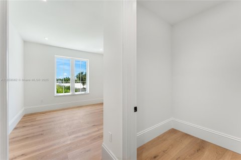 House in Coral Gables, Florida 5 bedrooms, 446.77 sq.m. № 1890543 - photo 28