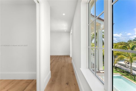 House in Coral Gables, Florida 5 bedrooms, 446.77 sq.m. № 1890543 - photo 19