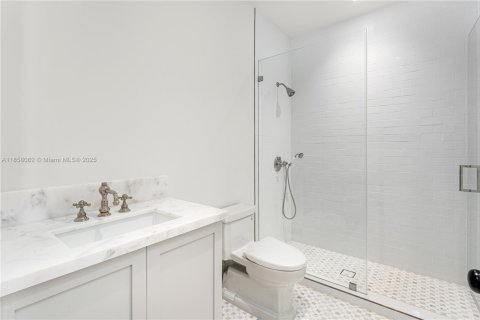 House in Coral Gables, Florida 5 bedrooms, 446.77 sq.m. № 1890543 - photo 29