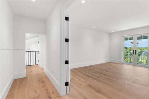 House in Coral Gables, Florida 5 bedrooms, 446.77 sq.m. № 1890543 - photo 23