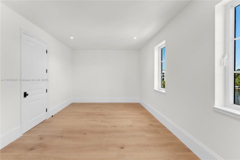 House in Coral Gables, Florida 5 bedrooms, 446.77 sq.m. № 1890543 - photo 27
