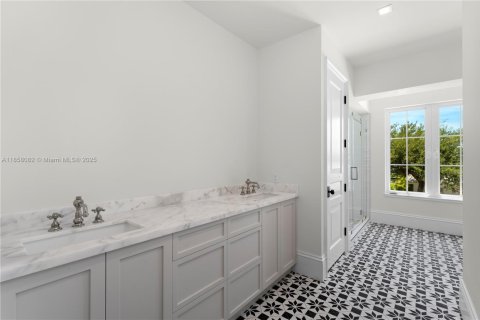 House in Coral Gables, Florida 5 bedrooms, 446.77 sq.m. № 1890543 - photo 25