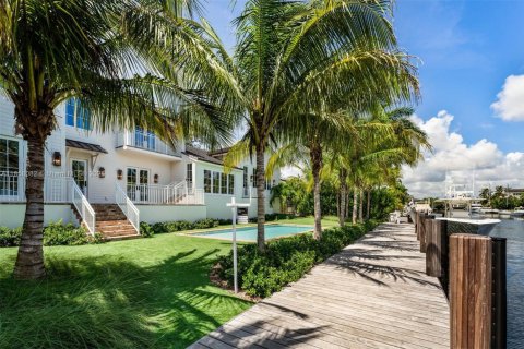 House in Coral Gables, Florida 5 bedrooms, 446.77 sq.m. № 1890543 - photo 2