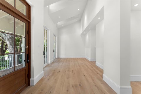 House in Coral Gables, Florida 5 bedrooms, 446.77 sq.m. № 1890543 - photo 6