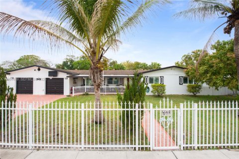 Дом в Хомстед, Флорида 11 комнат, 135.36м2 № 2048015