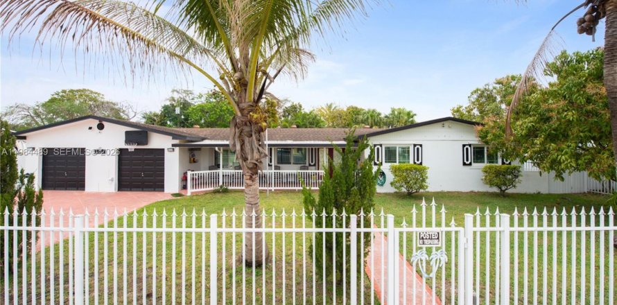 Дом в Хомстед, Флорида 11 комнат, 135.36м2 № 2048015