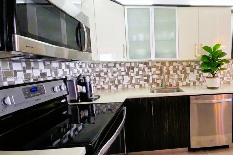 Condo in Aventura, Florida, 2 bedrooms № 2058631 - photo 10