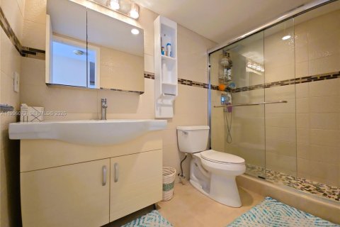Condo in Aventura, Florida, 2 bedrooms № 2058631 - photo 15