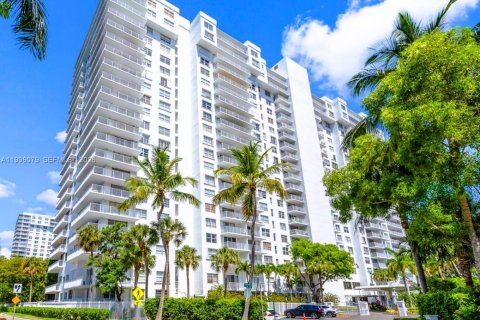 Condo in Aventura, Florida, 2 bedrooms № 2058631 - photo 25