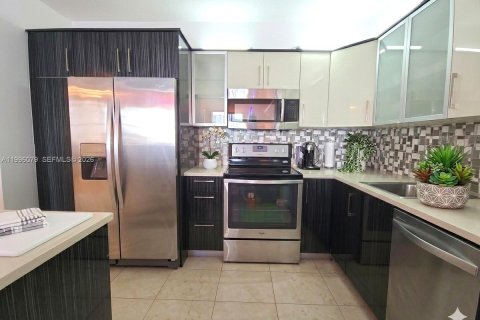 Condo in Aventura, Florida, 2 bedrooms № 2058631 - photo 9