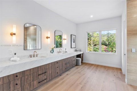 Casa en venta en Miami, Florida, 6 dormitorios, 530.47 m2 № 2011718 - foto 21