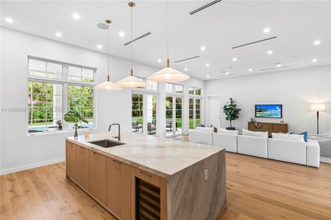 Casa en venta en Miami, Florida, 6 dormitorios, 530.47 m2 № 2011718 - foto 10