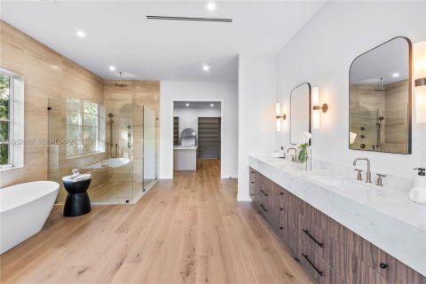 Casa en venta en Miami, Florida, 6 dormitorios, 530.47 m2 № 2011718 - foto 20