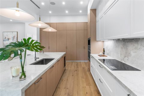 Casa en venta en Miami, Florida, 6 dormitorios, 530.47 m2 № 2011718 - foto 12