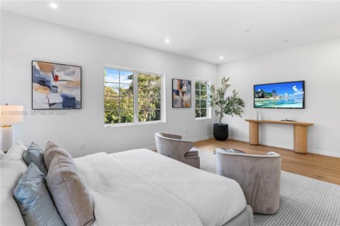 Casa en venta en Miami, Florida, 6 dormitorios, 530.47 m2 № 2011718 - foto 17
