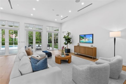 Casa en venta en Miami, Florida, 6 dormitorios, 530.47 m2 № 2011718 - foto 14