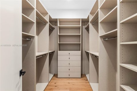 Casa en venta en Miami, Florida, 6 dormitorios, 530.47 m2 № 2011718 - foto 19