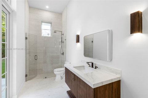 Casa en venta en Miami, Florida, 6 dormitorios, 530.47 m2 № 2011718 - foto 24