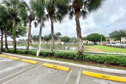 Condominio en alquiler en Doral, Florida, 3 dormitorios, 112.13 m2 № 1956247 - foto 3