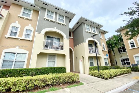 Condominio en alquiler en Doral, Florida, 3 dormitorios, 112.13 m2 № 1956247 - foto 1