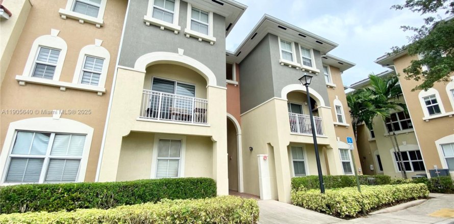Condominio en Doral, Florida, 3 dormitorios № 1956247