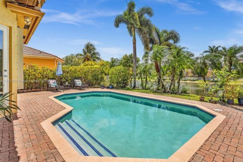 House in Miramar, Florida 4 bedrooms, 246.19 sq.m. № 1688784 - photo 1