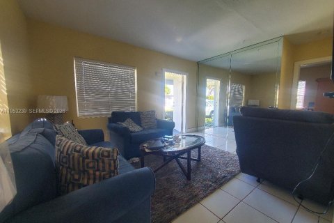 Villa ou maison à vendre à Miami, Floride: 2 chambres, 66.89 m2 № 2007543 - photo 3