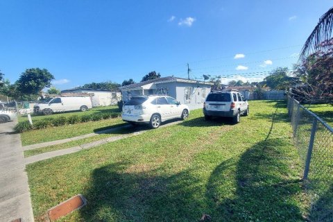 Villa ou maison à vendre à Miami, Floride: 2 chambres, 66.89 m2 № 2007543 - photo 4