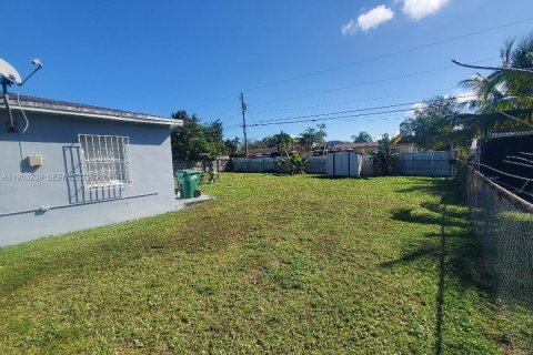 Villa ou maison à vendre à Miami, Floride: 2 chambres, 66.89 m2 № 2007543 - photo 14