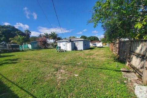 House in Miami, Florida 2 bedrooms, 66.89 sq.m. № 2007543 - photo 17