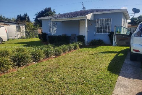 Villa ou maison à vendre à Miami, Floride: 2 chambres, 66.89 m2 № 2007543 - photo 7