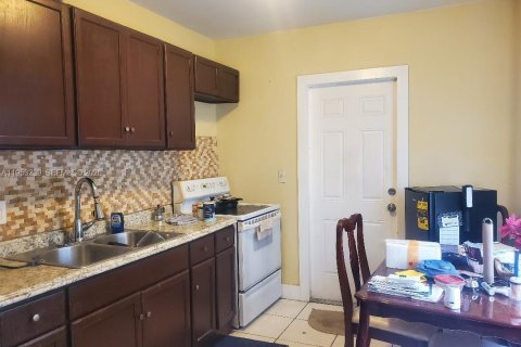 Villa ou maison à vendre à Miami, Floride: 2 chambres, 66.89 m2 № 2007543 - photo 10