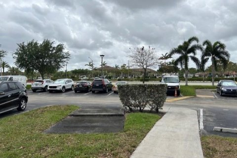 Condo in Pembroke Pines, Florida, 2 bedrooms  № 2035657 - photo 9