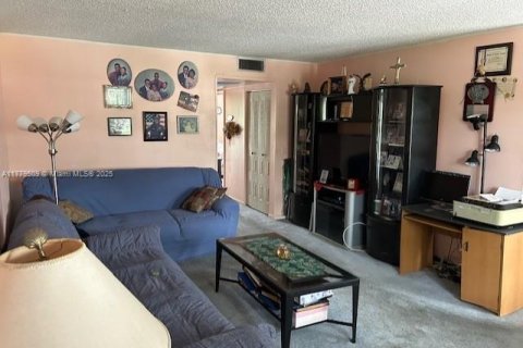 Condo in Pembroke Pines, Florida, 2 bedrooms  № 2035657 - photo 4