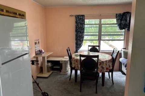 Condo in Pembroke Pines, Florida, 2 bedrooms  № 2035657 - photo 3