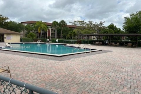 Condo in Pembroke Pines, Florida, 2 bedrooms  № 2035657 - photo 8