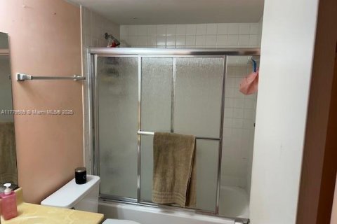 Condo in Pembroke Pines, Florida, 2 bedrooms  № 2035657 - photo 7