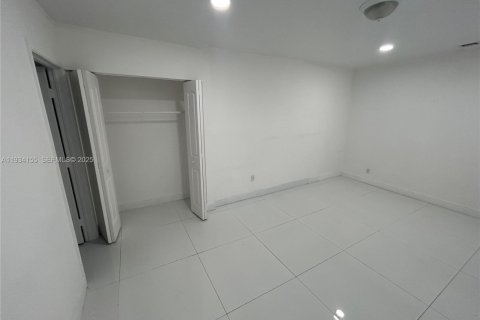 Снять в аренду виллу или дом в Майами, Флорида 2 спальни, № 1992426 - фото 4