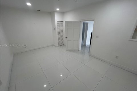 Снять в аренду виллу или дом в Майами, Флорида 2 спальни, № 1992426 - фото 5